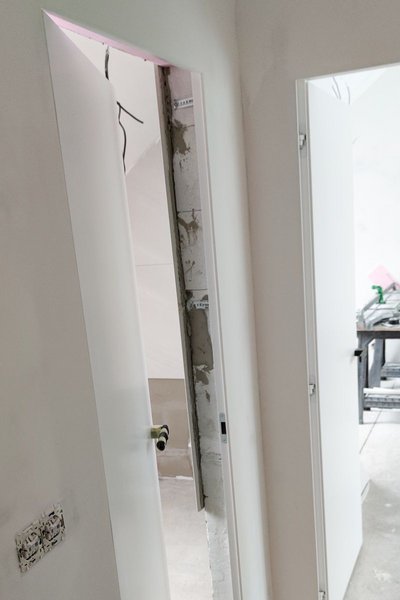 Biele dvere skryté zárubne – bezfalcové a reverzné prevedenie