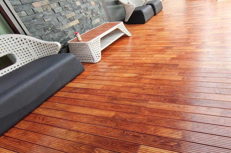 Čistenie a renovácia šedej Agátové terasy