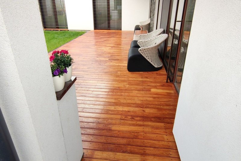 Čistenie a renovácia šedej Agátové terasy