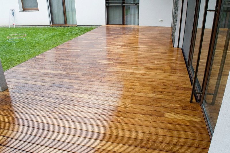 Čistenie a renovácia šedej Agátové terasy