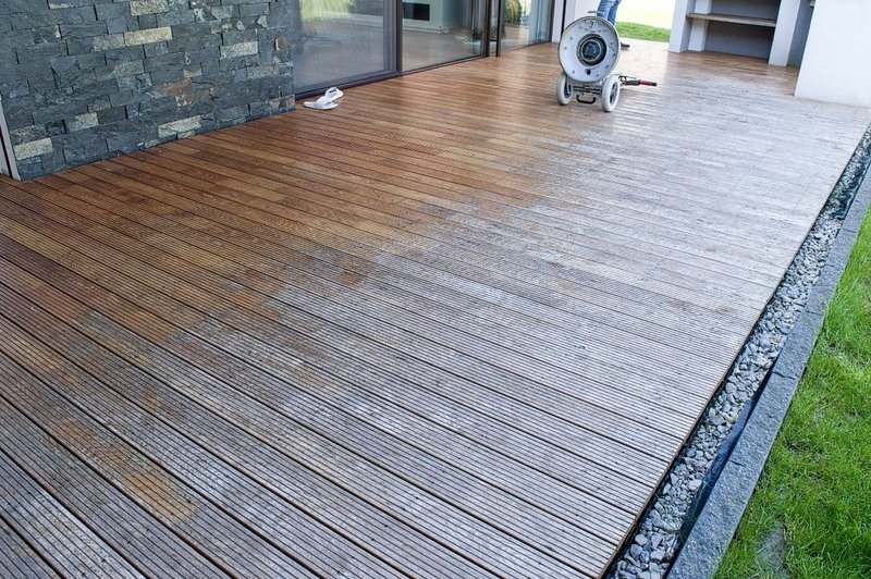 Čistenie a renovácia šedej Agátové terasy