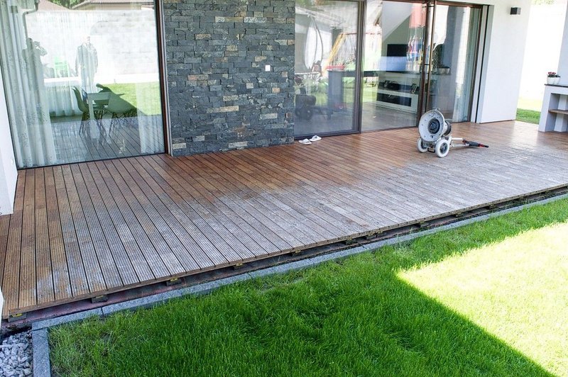 Čistenie a renovácia šedej Agátové terasy