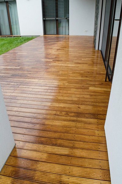 Čistenie a renovácia šedej Agátové terasy