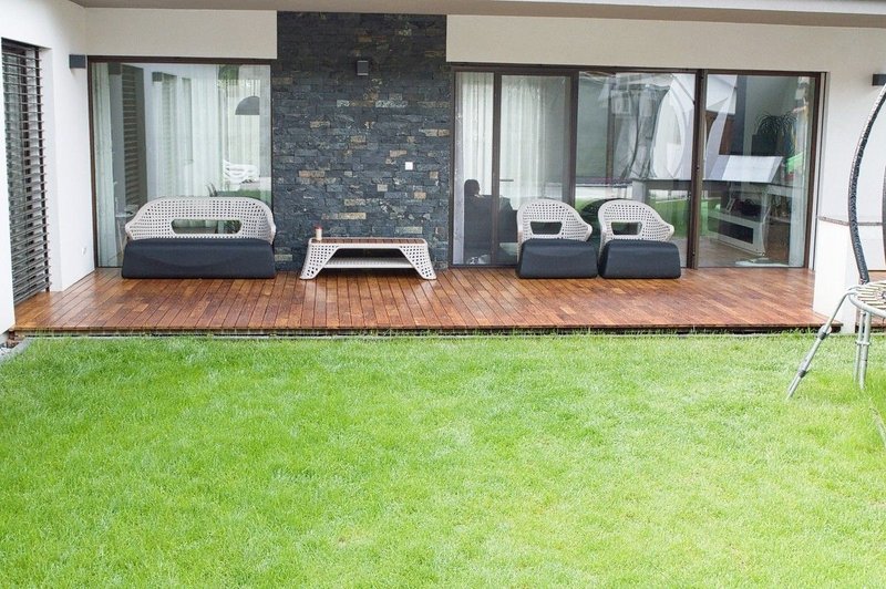Čistenie a renovácia šedej Agátové terasy