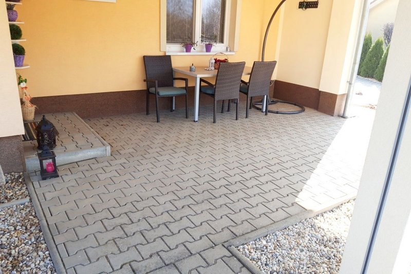 Cumaru terasa na zámkovú dlažbu