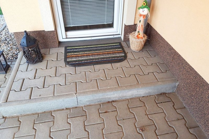 Cumaru terasa na zámkovú dlažbu