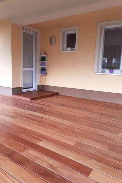 Cumaru terasa na zámkovú dlažbu