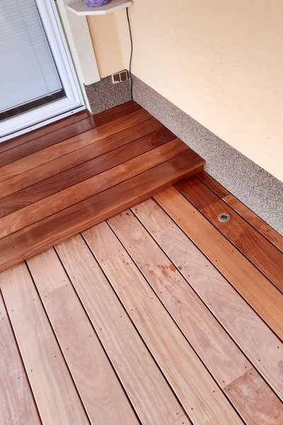 Cumaru terasa na zámkovú dlažbu