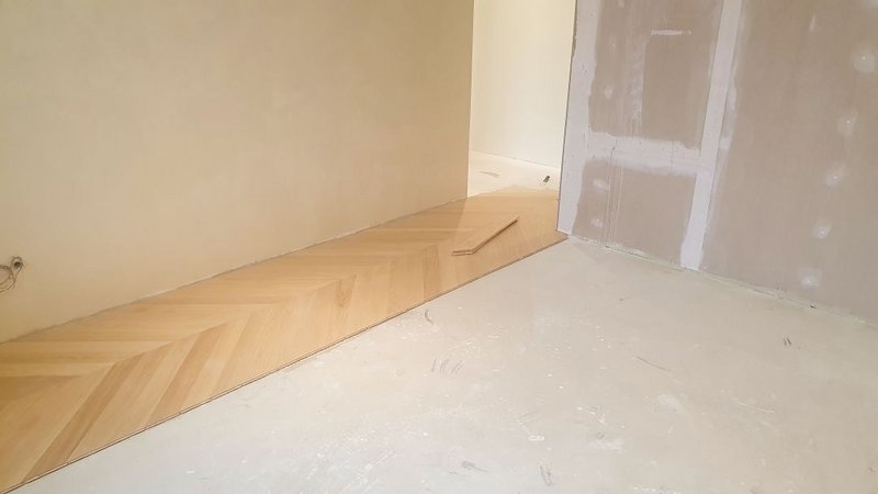 Dizajnové drevené parkety chevron farba PURE