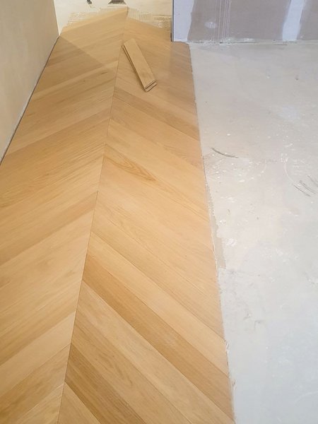 Dizajnové drevené parkety chevron farba PURE