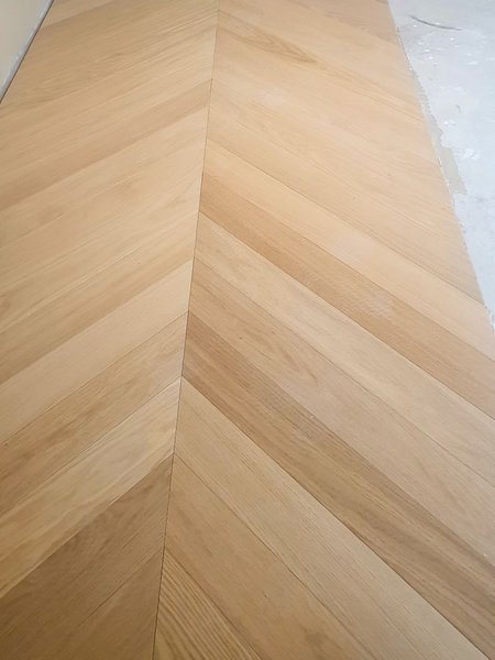 Dizajnové drevené parkety chevron farba PURE