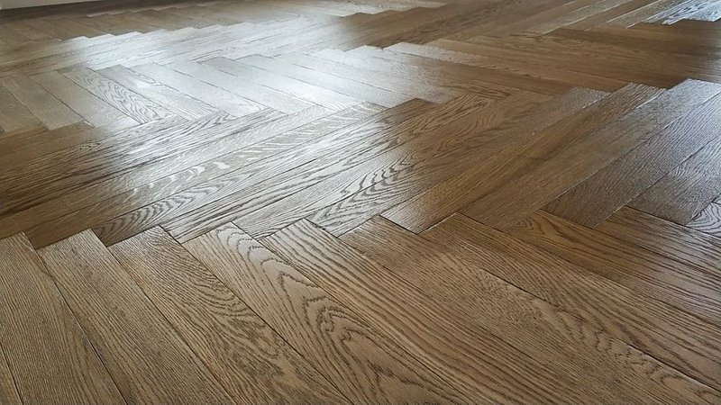 Dizajnové drevené parkety fishbone farba Coal