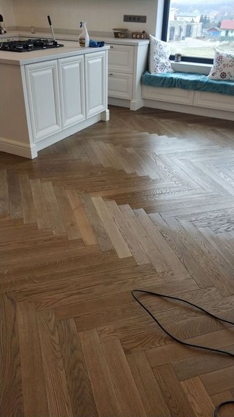 Dizajnové drevené parkety fishbone farba Coal