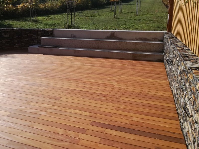 Drevená fasáda z termo-borovice a terasa z Cumaru