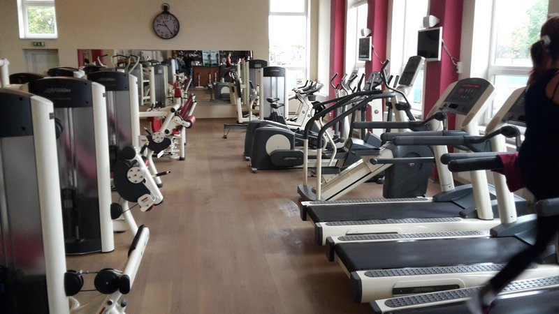 Drevená kliková podlaha – fitness centrum