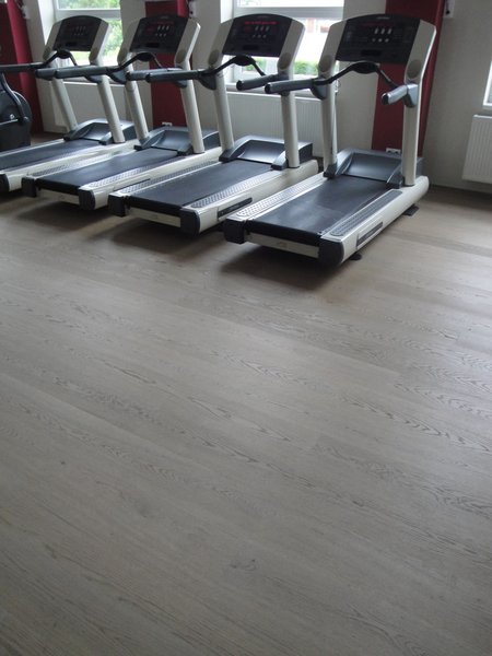 Drevená kliková podlaha – fitness centrum