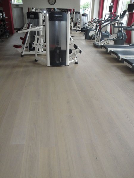 Drevená kliková podlaha – fitness centrum