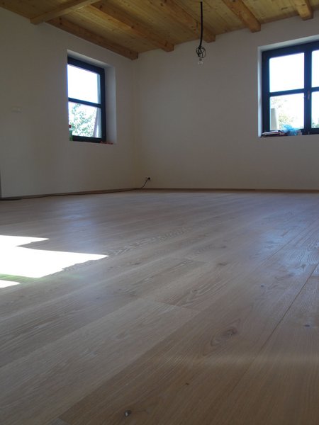 Drevená kliková podlaha – RealWood, triedenie Rustic, OLEJ biely, 4V špáry + kartáč