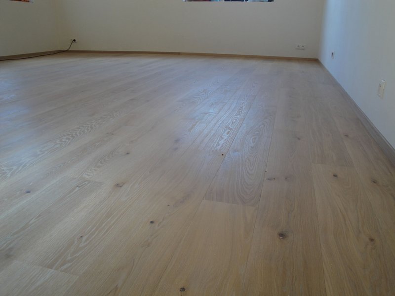Drevená kliková podlaha – RealWood, triedenie Rustic, OLEJ biely, 4V špáry + kartáč