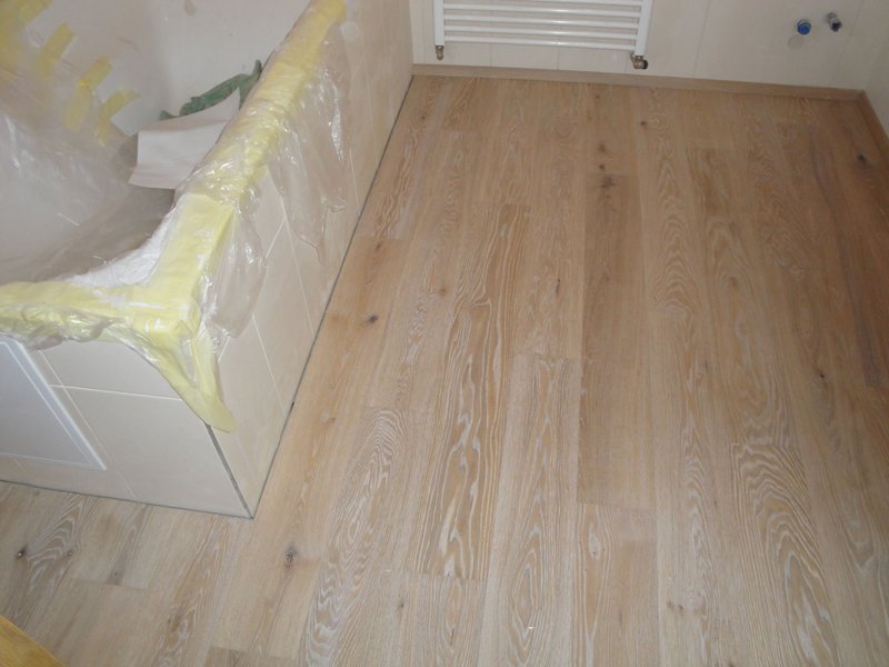 Drevená kliková podlaha – RealWood, triedenie Rustic, OLEJ biely, 4V špáry + kartáč