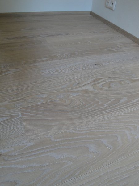 Drevená kliková podlaha – RealWood, triedenie Rustic, OLEJ biely, 4V špáry + kartáč