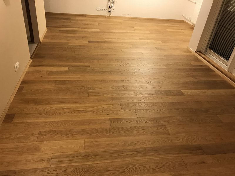 Drevená podlaha z masívneho vrstveného dubu 13,5mm, triedenie Superior