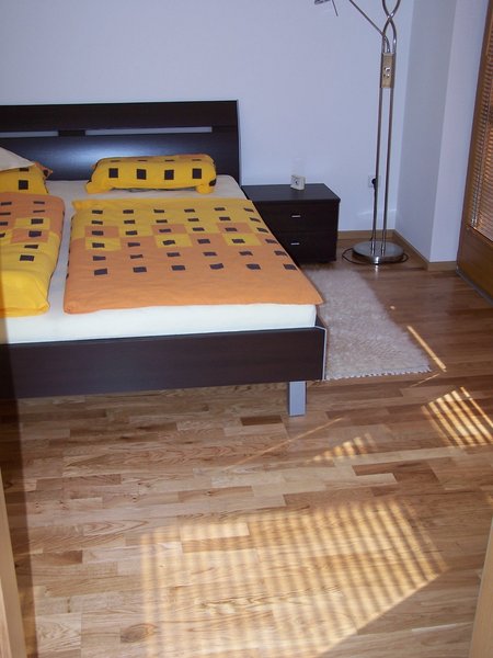 Drevená parketa veľkoplošná – Dub trojlamelový, polomatný LAK