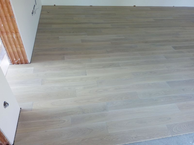 Drevená parkety masívny vrstvený Dub – olej Biely, 4V špára, kefovaný povrch