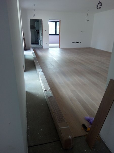 Drevená parkety masívny vrstvený Dub – olej Biely, 4V špára, kefovaný povrch