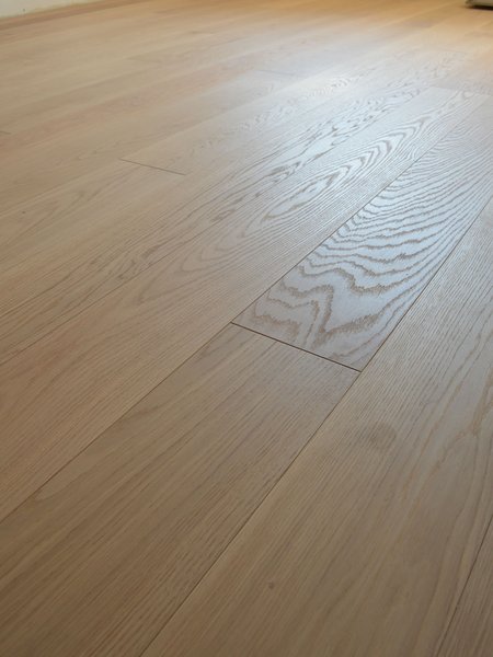 Drevená parkety masívny vrstvený Dub – olej SILVER, 4V špára, kefovaný povrch