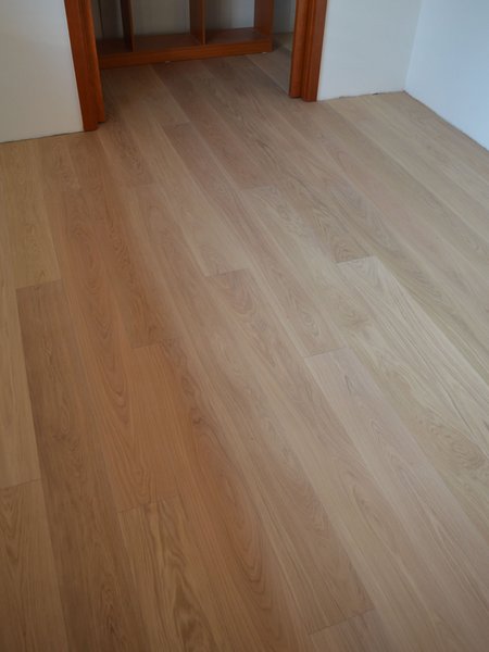 Drevená parkety masívny vrstvený Dub – olej SILVER, 4V špára, kefovaný povrch