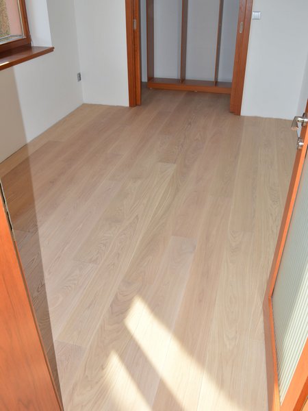 Drevená parkety masívny vrstvený Dub – olej SILVER, 4V špára, kefovaný povrch