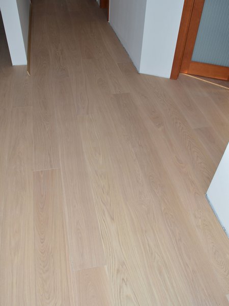 Drevená parkety masívny vrstvený Dub – olej SILVER, 4V špára, kefovaný povrch