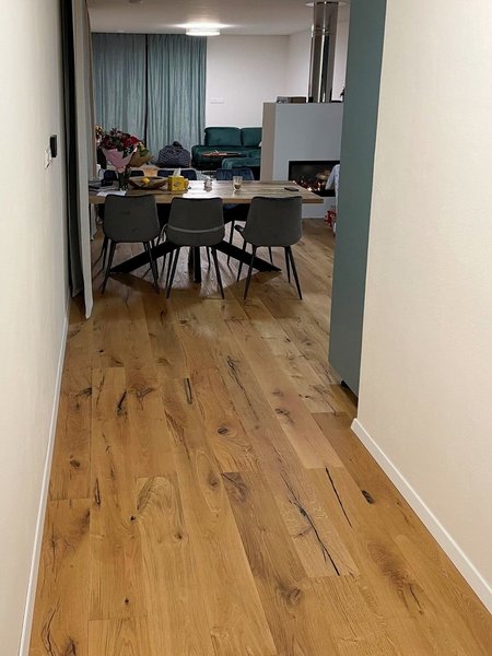 Drevená podlaha Provence s hobľovaným povrchom a hlbokým kefovaním