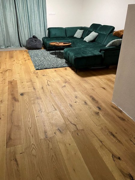 Drevená podlaha Provence s hobľovaným povrchom a hlbokým kefovaním