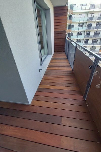 Drevená terasa a zástena na balkón bytového domu Nitra