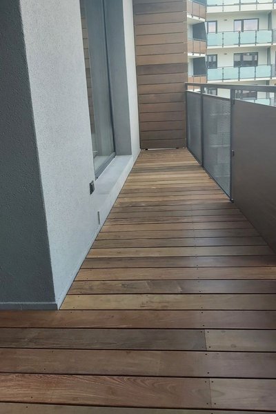 Drevená terasa a zástena na balkón bytového domu Nitra