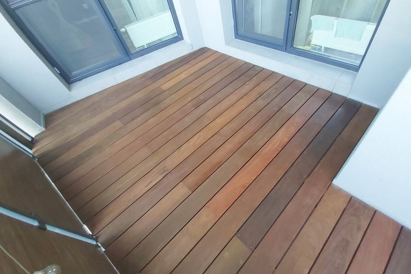 Drevená terasa a zástena na balkón bytového domu Nitra