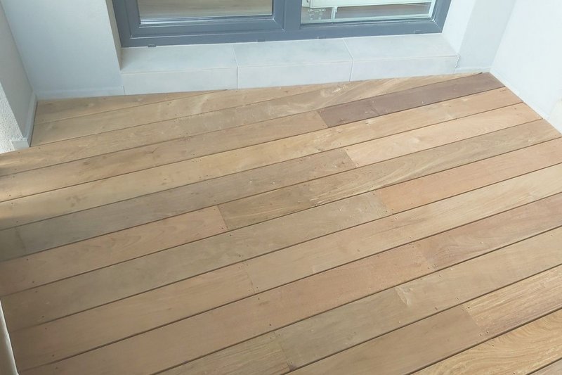 Drevená terasa a zástena na balkón bytového domu Nitra