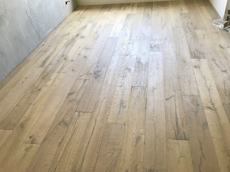 Drevené parkety Dub Cotton PURE, pílený povrch + efekt starého surového dreva
