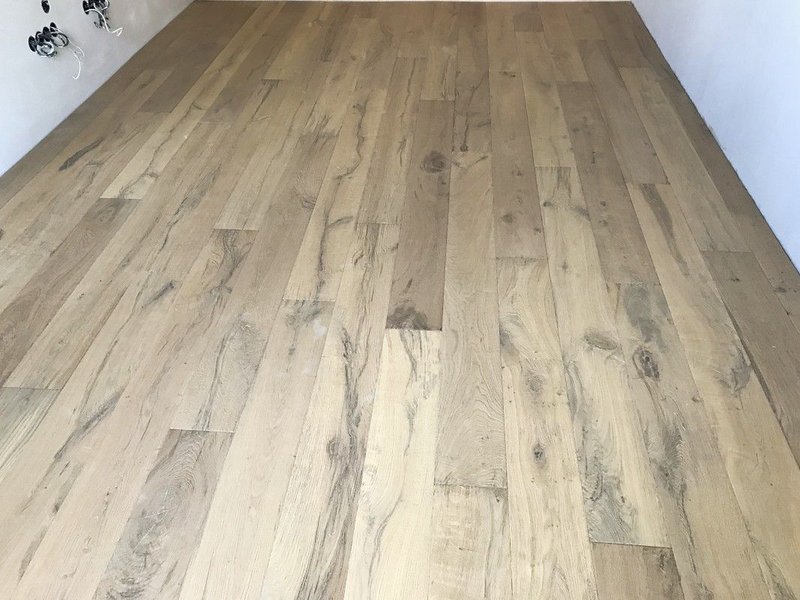 Drevené parkety Dub Cotton PURE, pílený povrch + efekt starého surového dreva