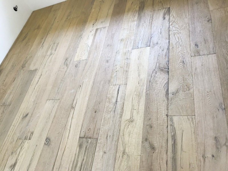 Drevené parkety Dub Cotton PURE, pílený povrch + efekt starého surového dreva