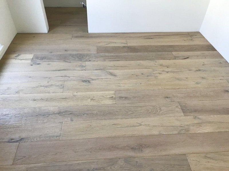 Drevené parkety Dub Cotton PURE, pílený povrch + efekt starého surového dreva