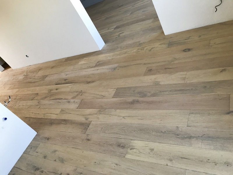 Drevené parkety Dub Cotton PURE, pílený povrch + efekt starého surového dreva
