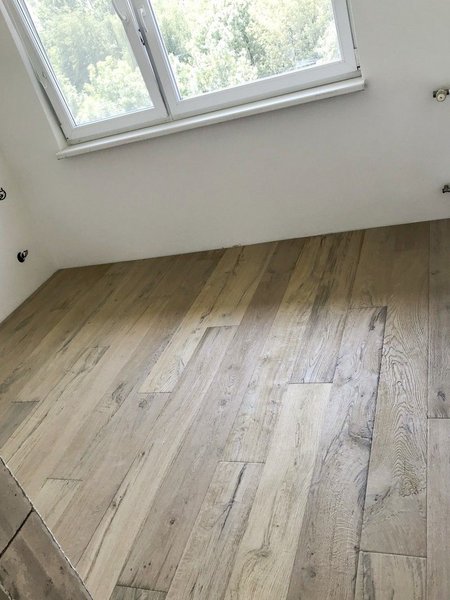 Drevené parkety Dub Cotton PURE, pílený povrch + efekt starého surového dreva