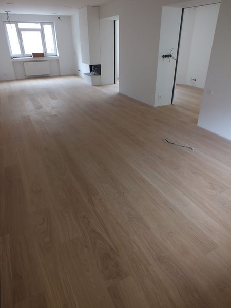 Dubová drevená parketa spoj klik, jednolamelové prevedenie, olej biely, 4V špára