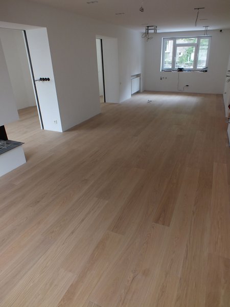 Dubová drevená parketa spoj klik, jednolamelové prevedenie, olej biely, 4V špára