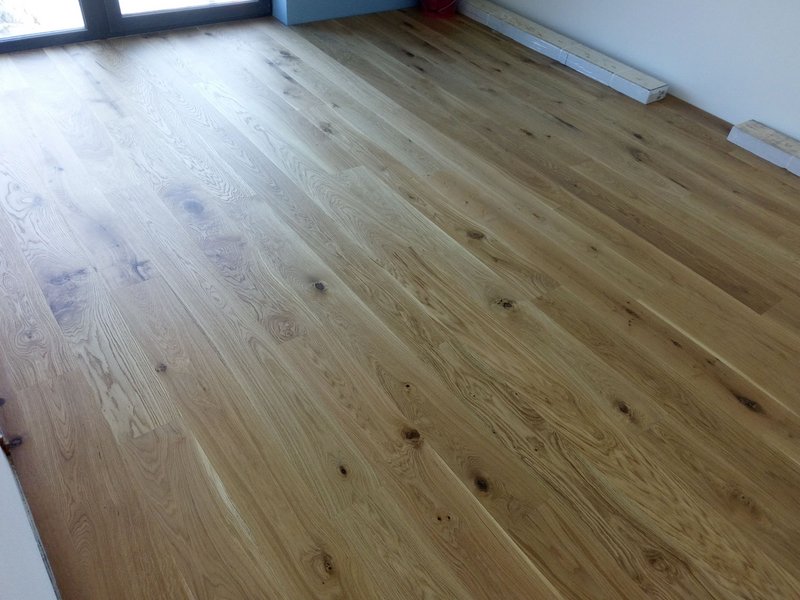 Dubová parketa Dub triedenie rustic, UV OLEJ, 2V špára, kefovaný povrch