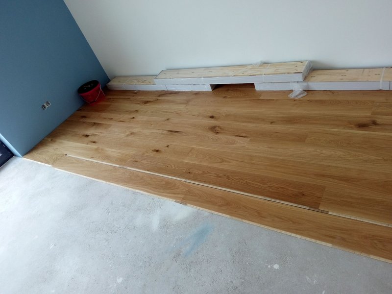 Dubová parketa Dub triedenie rustic, UV OLEJ, 2V špára, kefovaný povrch