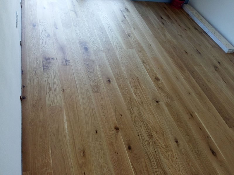 Dubová parketa Dub triedenie rustic, UV OLEJ, 2V špára, kefovaný povrch
